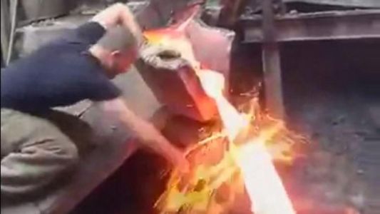 ¿Cómo lo hace? : el hombre que mete la mano en metal fundido y no le pasa nada
