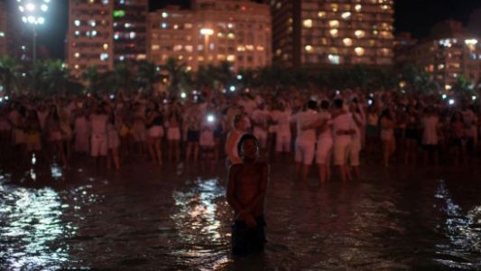 La foto de un nene en una playa de Brasil que disparó un debate sobre las diferencias sociales