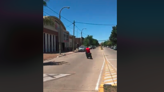 Increíble: hace una versión de la canción de Titanic con un pato de goma y la rompe en las redes