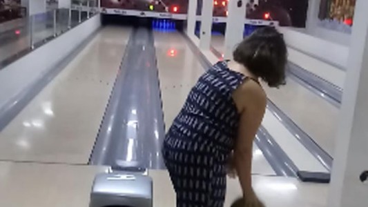 Video viral: el desopilante accidente de una mujer, mientras aprendía a jugar al bowling