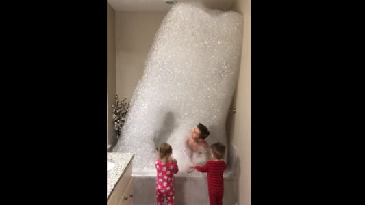 El baño de espuma más grande del mundo: el viral de un padre que quiso sorprender a sus hijos
