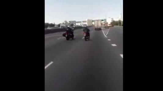 La maniobra cinematográfica de un motoquero para escapar de la policía en plena Autopista 25 de Mayo