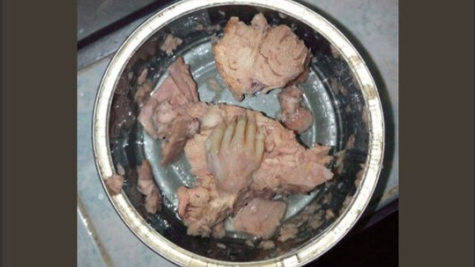 Asombro en las redes por el repugnante hallazgo de este usuario en una lata de atún