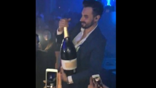 Video viral: compró una botella de champán de 35 mil euros y se le rompe en el momento que la estaba destapando