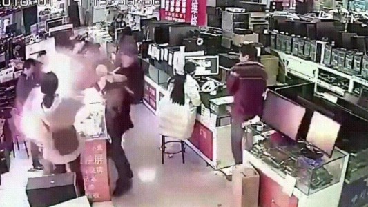 Mordió una batería de Iphone para probarla y le estallo en la cara