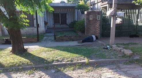 Indignación por una mujer abandonada en la vía pública