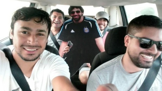 Carnaval si o si: No pudo viajar y sus amigos llevaron su gigantografía para que aparezca en las fotos