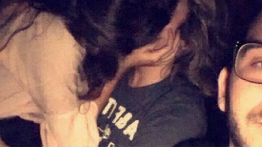 Se sacó una selfie mientras su novia lo engañaba con otro en una fiesta