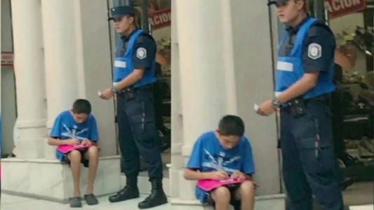 Viral emocionante: la foto de un policía que ayuda a estudiar a un nene en la calle