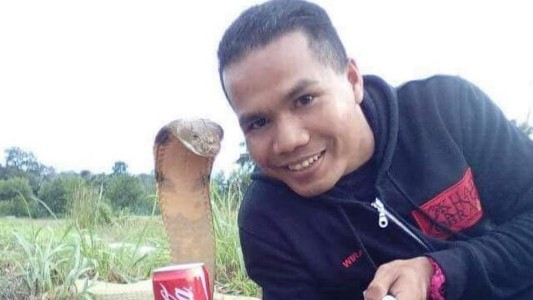 Murió un famoso encantador de serpientes mordido por una cobra