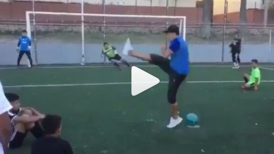 Video viral: la forma más original de patear un penal