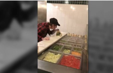 Escupe la comida de su clienta y sube el video a Facebook