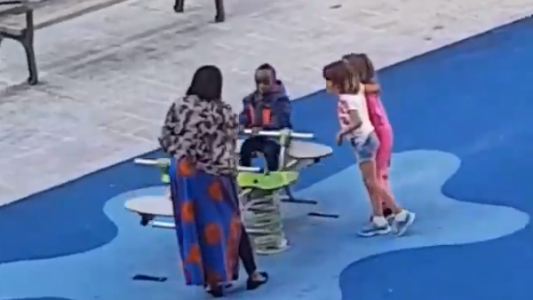 Indignación en las redes por la agresión de dos menores a un nene negro en un parque infantil