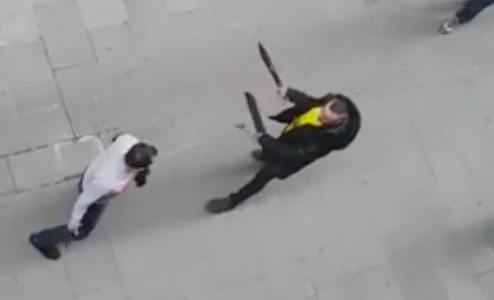 Un vecino grabó una violenta pelea a machetazos entre narcos en plena calle