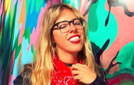 El beso de Nati Jota y una amiga: "Besa a quien quieras"