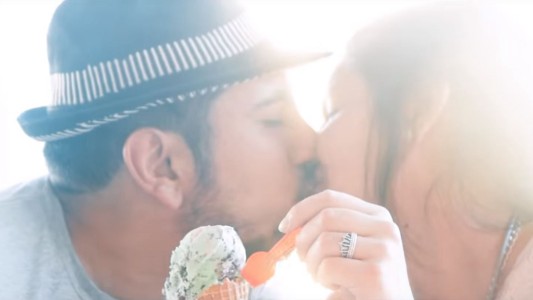 Una pareja de pampeanos grabó un videoclip para su casamiento que se volvió viral en Youtube