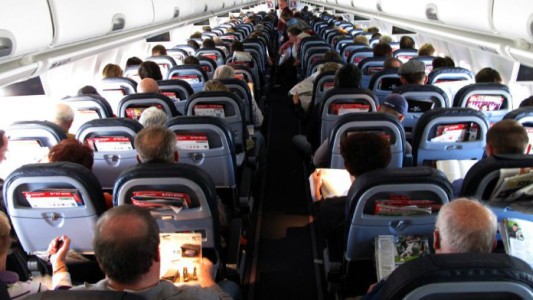 De no creer: un pasajero abrió la puerta de emergencia del avión porque tenía calor