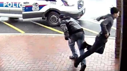 Video: con una jugada maniobra detuvo a un delincuente que se escapaba de la Policía