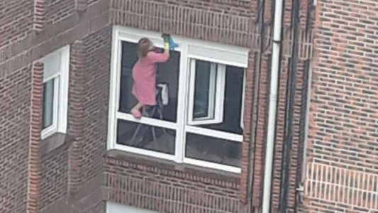 Polémica: la "mujer araña" de la limpieza"