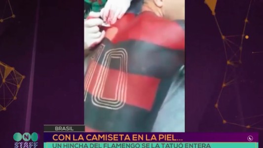 Con la camiseta en la piel