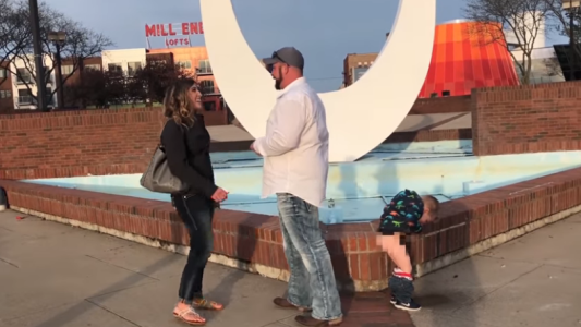 Viral: este nene arruina una propuesta de matrimonio de una forma insólita