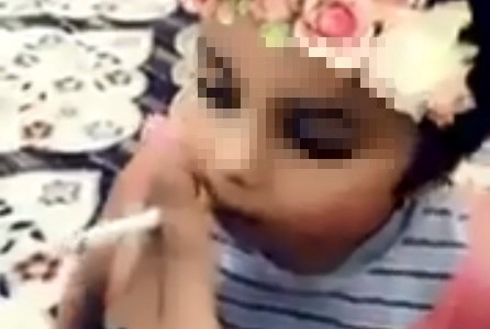 Indignante video: le enseña a fumar a su hija de tres años