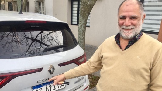 La grieta al palo: el hombre que cambio la K por la C en la patente de su camioneta