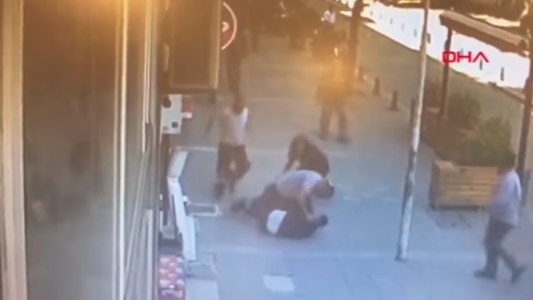 Fuerte video: un peatón noqueó de un cabezazo a un hombre que agredía a su expareja en plena calle