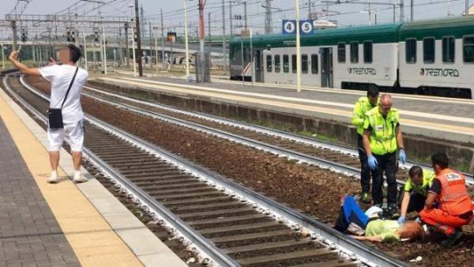 Selfie con morbo: un joven se sacó una foto polémica con una mujer atropellada por un tren