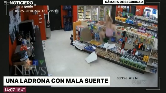 Video viral: la ladrona que cayó del cielo