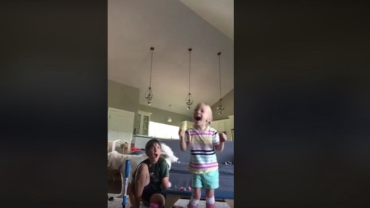 Video: así reacciona una nena de 4 años con parálisis cerebral que camina por primera vez