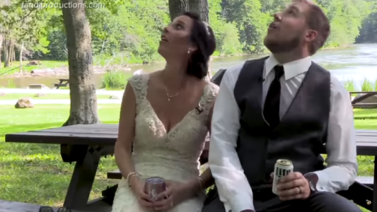 Video: recién casados se salvaron por segundos de ser aplastados por una rama