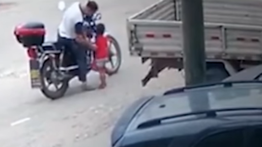 Video: un hombre secuestró a una nena en la calle ofreciéndole golosinas