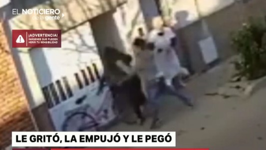 Fuerte video: golpeó a una chica en plena calle para robarle la bicicleta