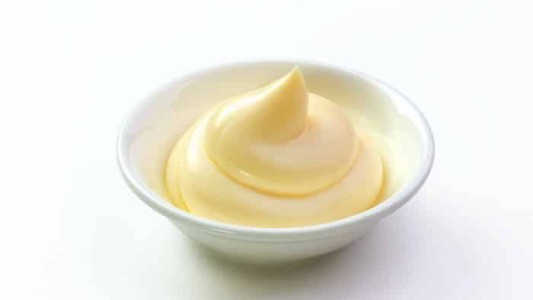 La insólita reacción de una joven vegana al descubrir que la mayonesa que pidió tiene huevo