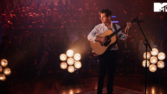 Harry Styles y Miley Cyrus homenajearon a las víctimas de Manchester en el escenario