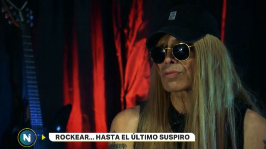 Tienen 60 años, llevan el rock en la sangre y dejaron todo para vivir de su pasión
