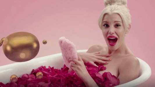 10 cosas que quizás no notaste del video de la canción ‘Charlotte, Champangne, Choripán’