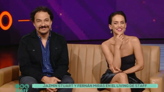 Jazmín Stuart y Fernán Mirás en el living de Staff