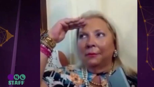 El saludo de Carrió "para mostrar obediencia"