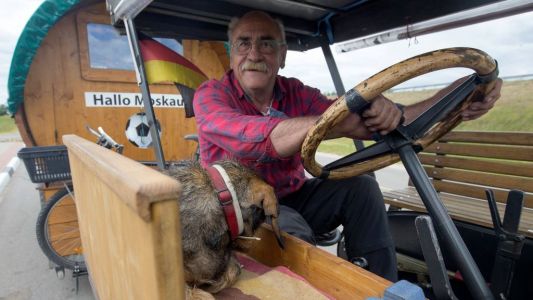 El hincha alemán que viaja hacia Rusia en un tractor de 1936
