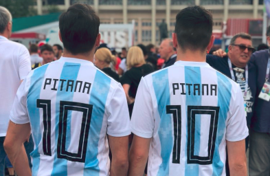 La camiseta de los hinchas argentinos para alentar a Pitana que se volvió viral