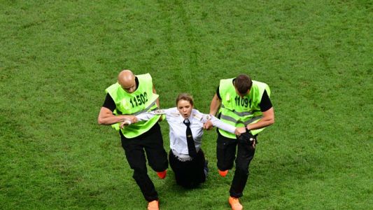 Escándalo en la final: cuatro personas se infiltraron en la cancha en medio del partido