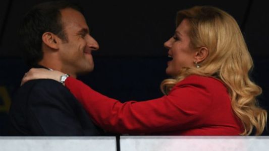 El beso de Macron a la presidenta de Croacia que arrasó en redes sociales