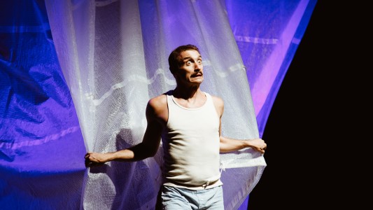 El humor, la energía y la poesía visual de "Apocalipsync" en el Paseo La Plaza