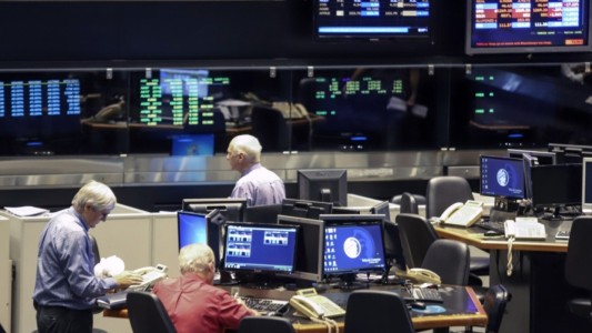 Derrumbe de acciones argentinas en Wall Street: caen hasta 23% y el riesgo país supera los 500 puntos
