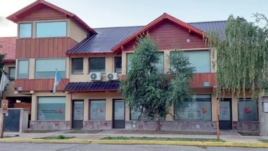 Horror en Neuquén: pateó la puerta de la casa, tomó un cuchillo y trató de matar a su mamá