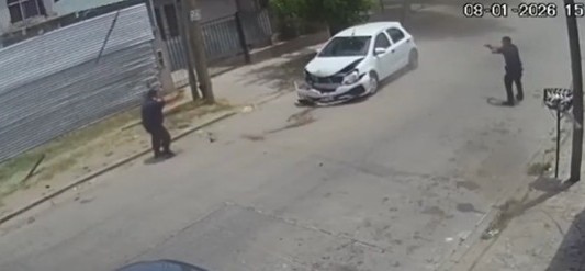 De película: robaron, se enfrentaron con la policía, pero lograron escapar tras un vuelco