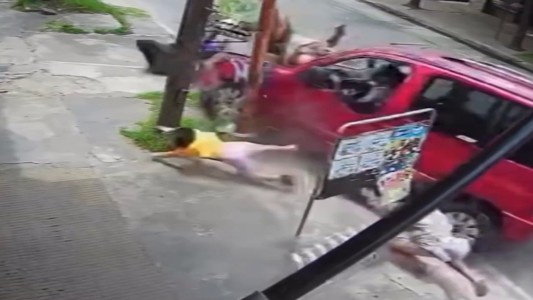 Vivos de milagro: un vehículo atropelló a un padre junto a sus dos hijas