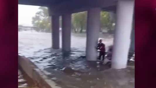 Dramático rescate en Córdoba: un hombre quedó atrapado en la crecida del río